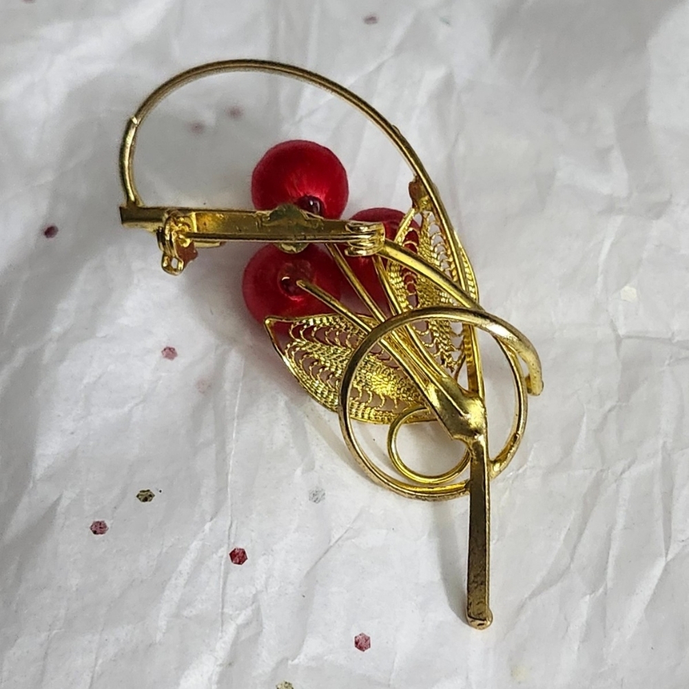 Vtg Red Angel Hair Rhinestone Gold Tone Filigree Holly Pin Brooch - Picture 3 of 3